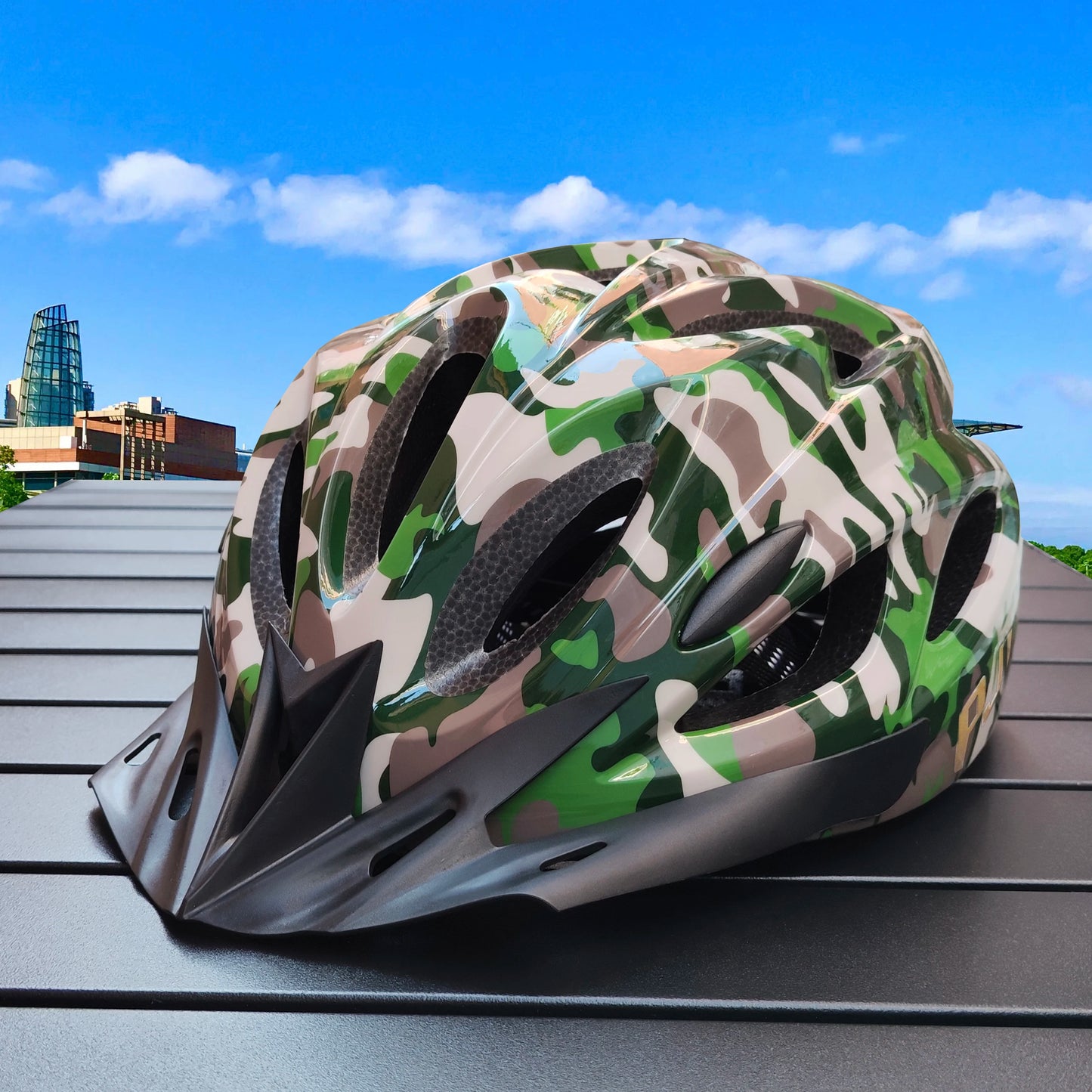 Lightweight cycling helmet with comfort lining for men and women