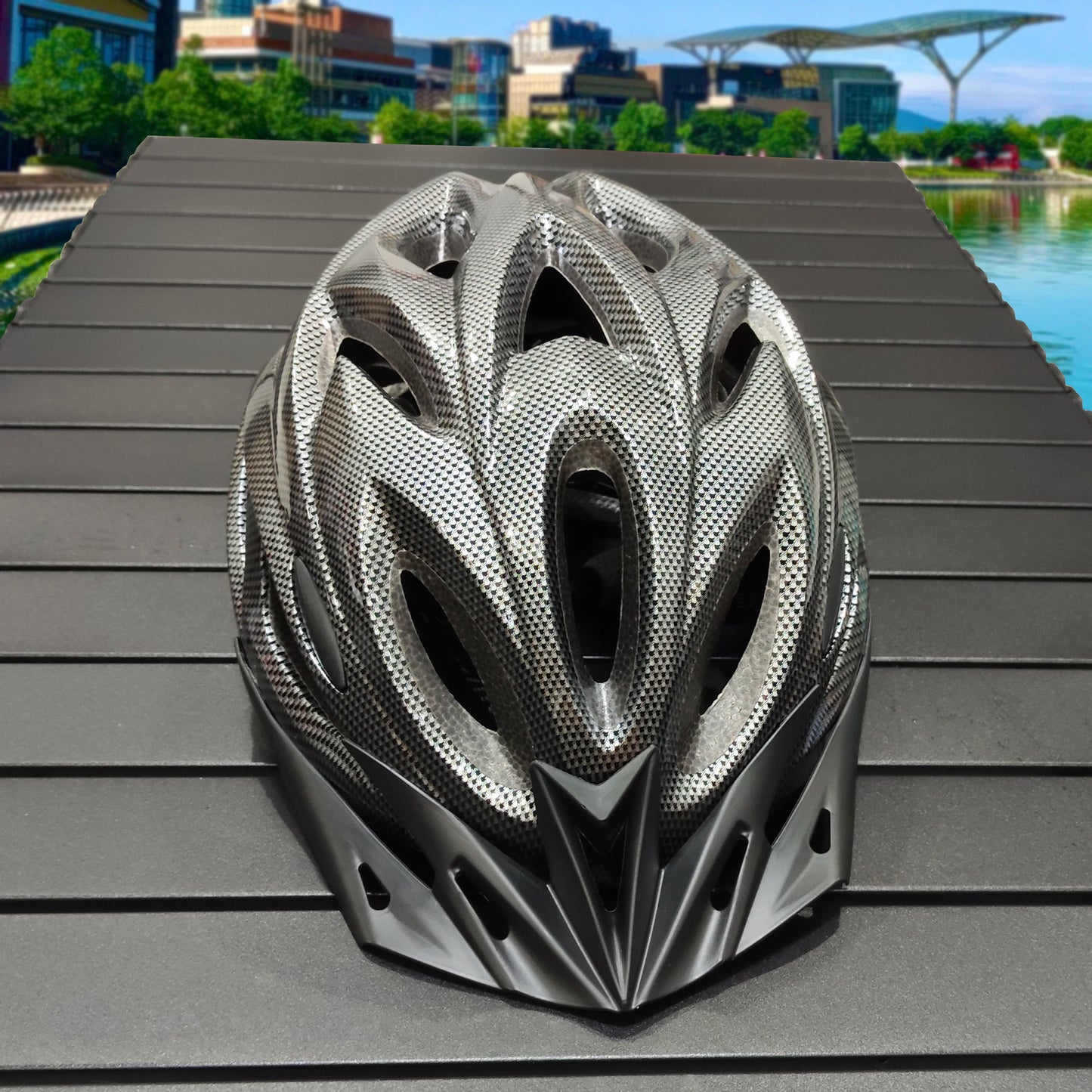 Lightweight cycling helmet with comfort lining for men and women