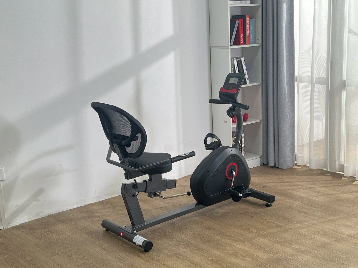 Recumbent exercise bike with 8 resistance levels and heart rate monitor